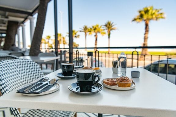 Outside brunch seating | Photo credit: Winchester Hotel