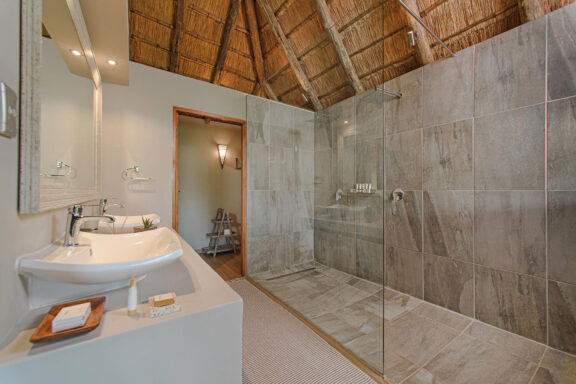 Shower-in-the-luxury-rooms-at-River-Lodge-1-1