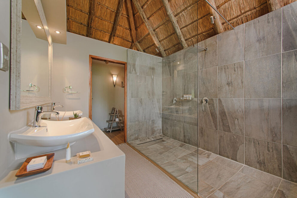Shower-in-the-luxury-rooms-at-River-Lodge-1-1