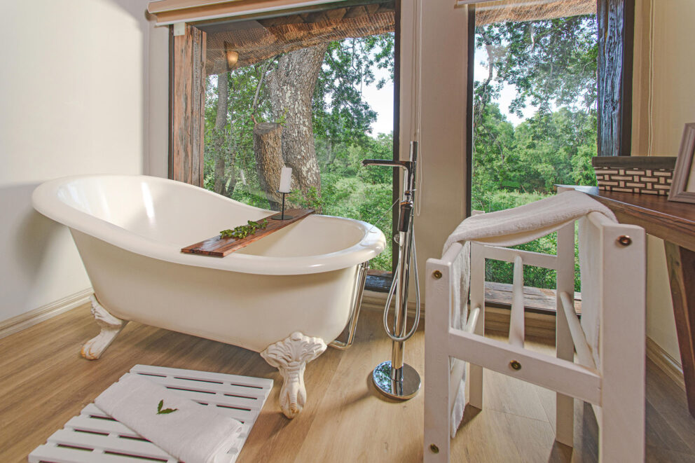 beautiful_bath_in_the_luxury_entry_level_rooms_river_lodge_