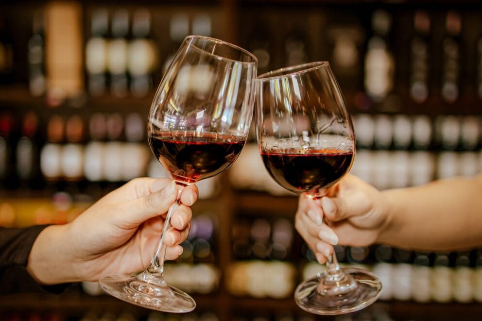 Couple toasting with red wine | Photo: Kongphop Petwichai via Getty