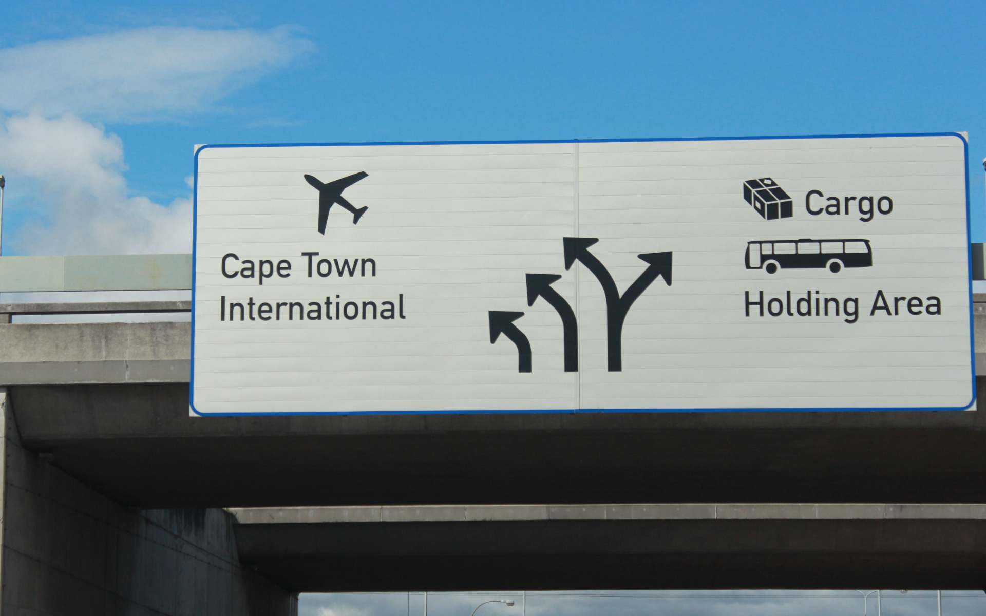 Road sign pointing towards Cape Town International Airport 