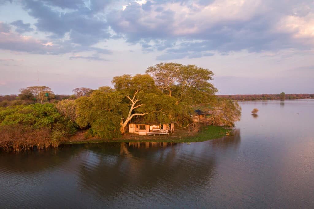 Robin Pope Camps: Kuthengo